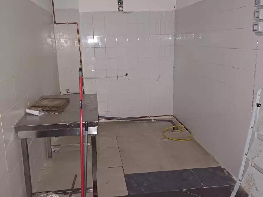 Immagine 9 di Negozio in vendita  in Via Rogoredo a Milano