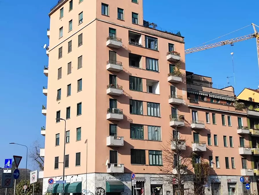 Immagine 1 di Negozio in vendita  in Via Desenzano a Milano