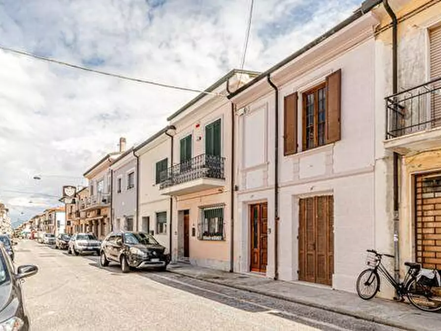 Immagine 1 di Casa indipendente in vendita  in Via Pucci a Viareggio