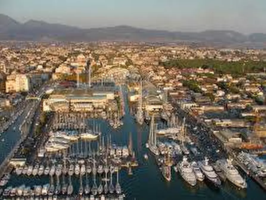 Immagine 3 di Locale commerciale in affitto  in MACHIAVELLI a Viareggio