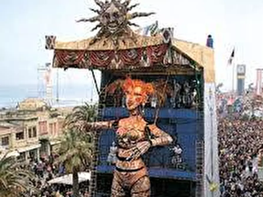 Immagine 8 di Locale commerciale in affitto  in MACHIAVELLI a Viareggio