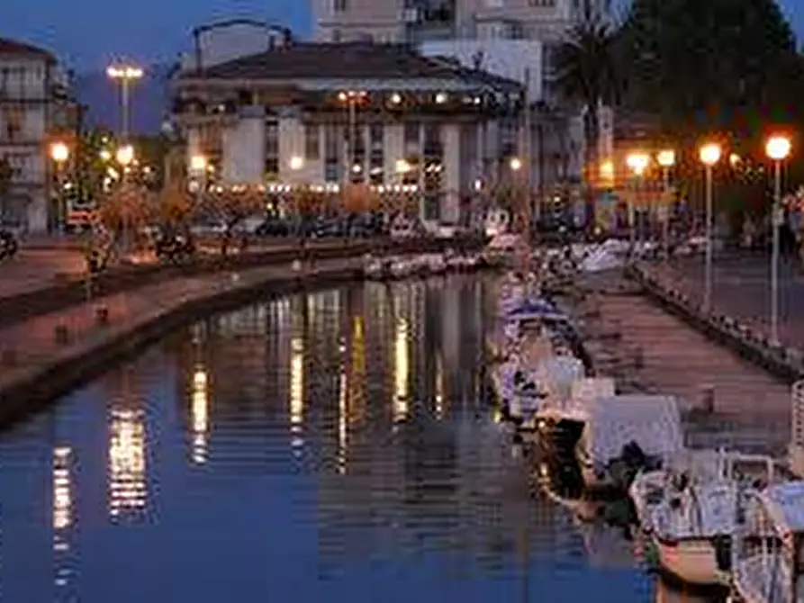 Immagine 11 di Locale commerciale in affitto  in MACHIAVELLI a Viareggio