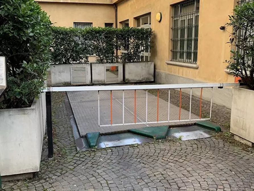 Immagine 1 di Box auto in affitto  in via fara a Milano