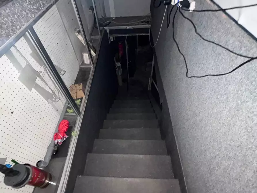 Immagine 10 di Negozio in vendita  in Via Cenisio a Milano