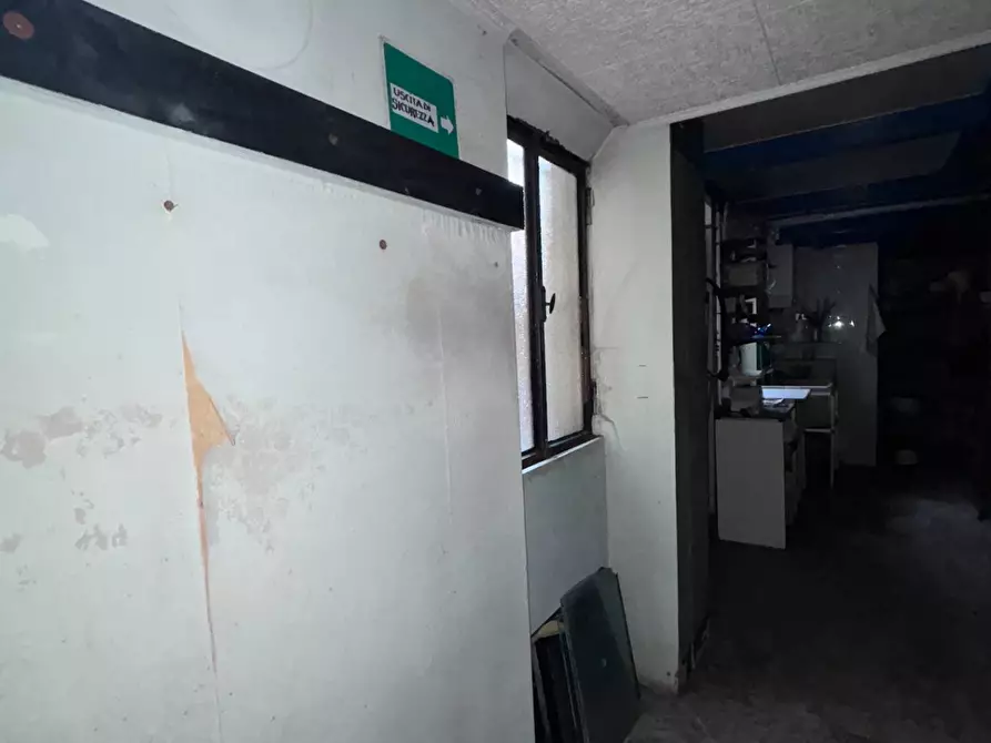 Immagine 12 di Negozio in vendita  in Via Cenisio a Milano