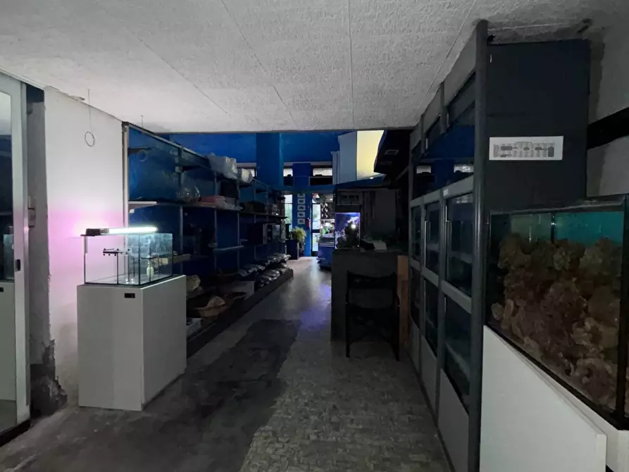 Immagine 15 di Negozio in vendita  in Via Cenisio a Milano