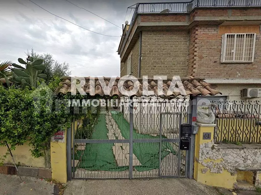 Immagine 1 di Appartamento in vendita  in Via Alicudi a Roma