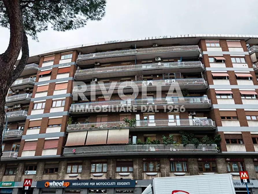 Immagine 2 di Appartamento in vendita  in Via Appia Nuova a Roma