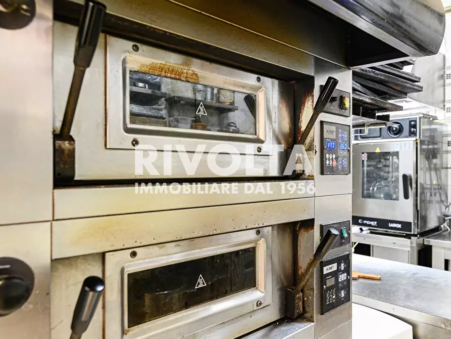 Immagine 25 di Attività commerciale in vendita  in Via San Pio V a Roma