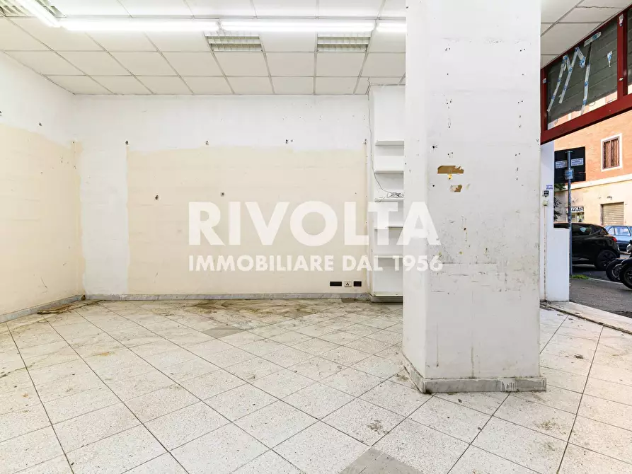 Immagine 8 di Locale commerciale in vendita  in Via Monte Pertica a Roma