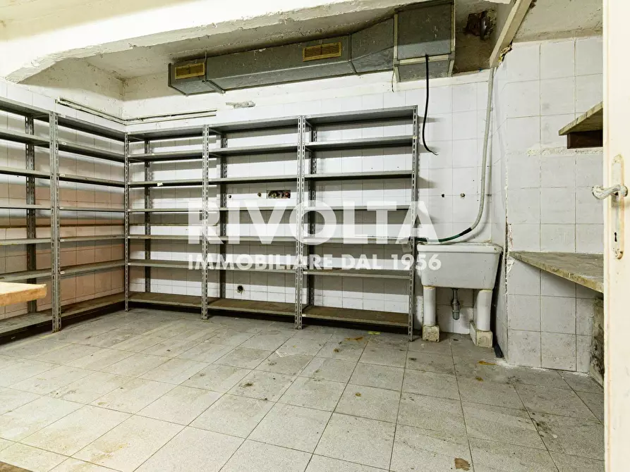 Immagine 14 di Locale commerciale in vendita  in Via Monte Pertica a Roma