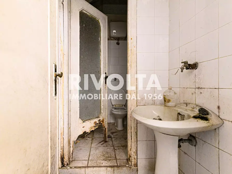 Immagine 19 di Locale commerciale in vendita  in Via Monte Pertica a Roma