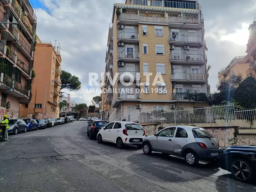 Immagine 3 di Locale commerciale in vendita  in Via Monte Bianco a Roma