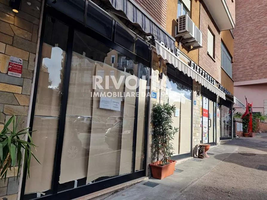 Immagine 8 di Locale commerciale in vendita  in Via Monte Bianco a Roma