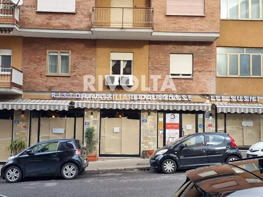 Immagine 2 di Locale commerciale in vendita  in Via Monte Bianco a Roma