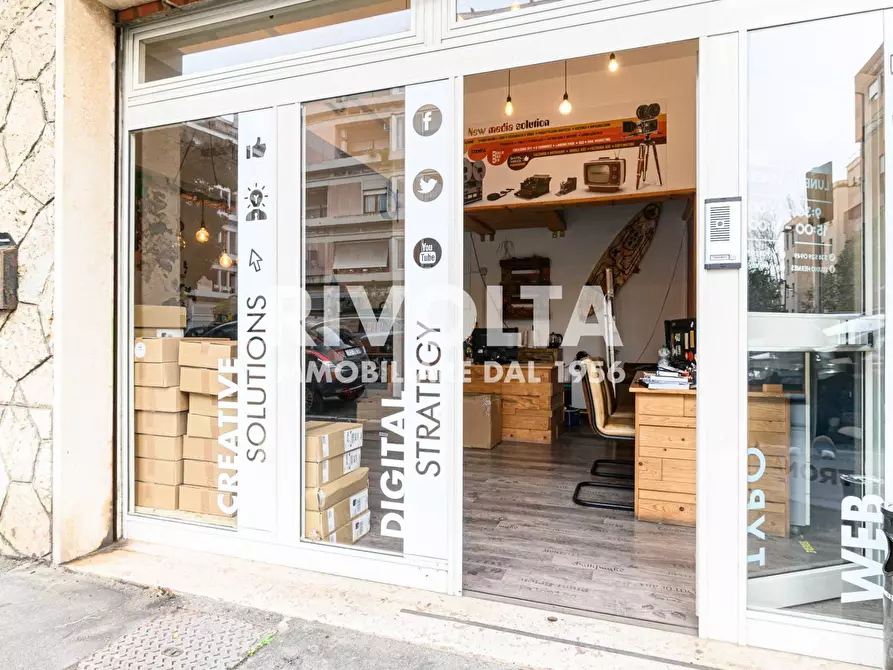 Immagine 17 di Locale commerciale in vendita  in Viale Desiderato Pietri a Roma