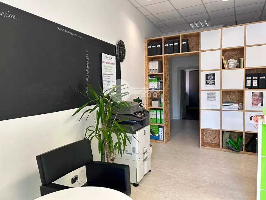 Immagine 5 di Negozio in vendita  in Via Del Sebino a Brescia