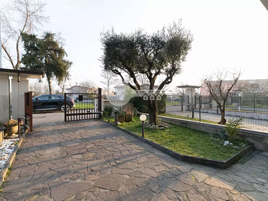 Immagine 25 di Villetta a schiera in vendita  in VIA QUASIMODO a Leno