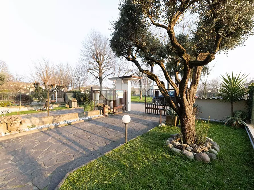 Immagine 26 di Villetta a schiera in vendita  in VIA QUASIMODO a Leno