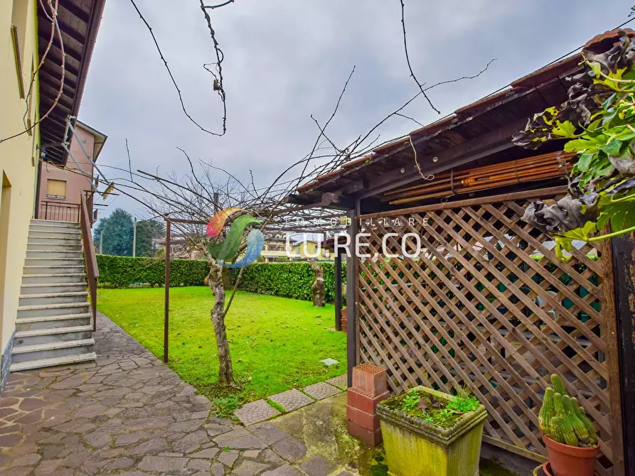 Immagine 28 di Villa in vendita  in via alcide de gasperi a Casatenovo