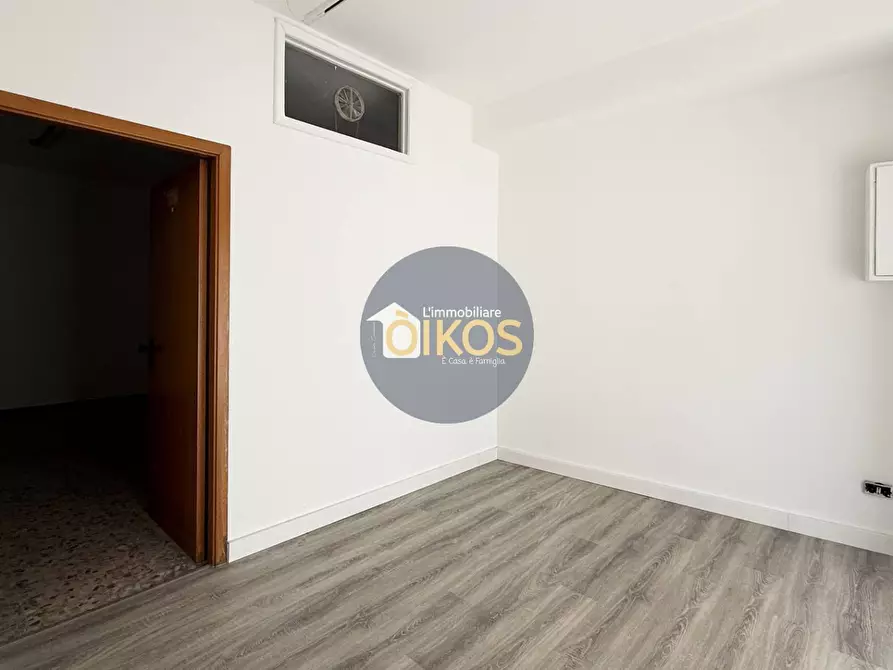 Immagine 9 di Locale commerciale in vendita  in Via Della Conciliazione a Putignano