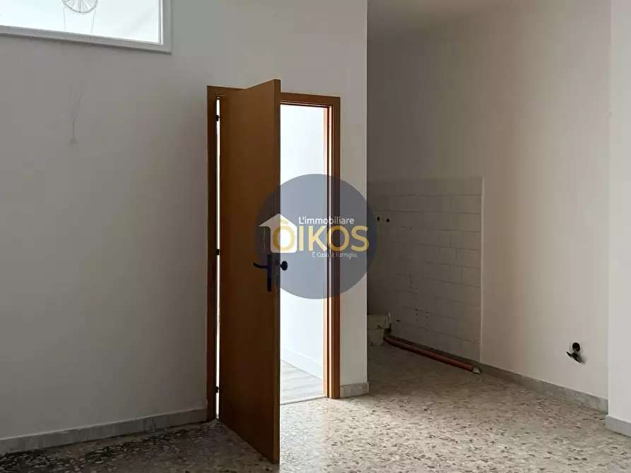 Immagine 10 di Locale commerciale in vendita  in Via Della Conciliazione a Putignano