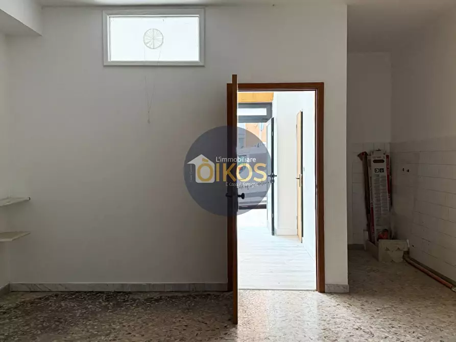 Immagine 12 di Locale commerciale in vendita  in Via Della Conciliazione a Putignano