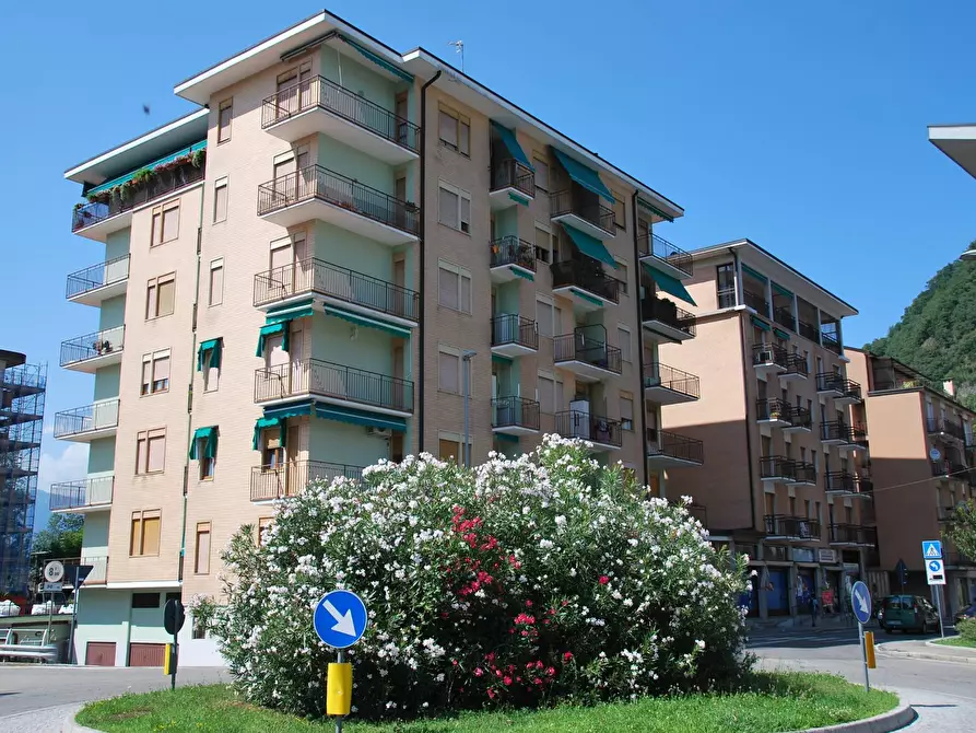 Immagine 1 di Appartamento in vendita  in MARTIRI DELLA LIBERTA' a Laveno-Mombello