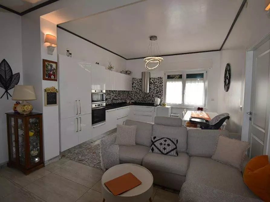 Immagine 10 di Appartamento in vendita  in via Milano a Arona