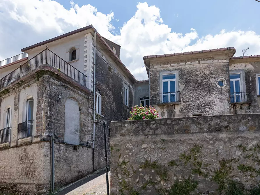 Immagine 1 di Palazzo in vendita  a Solofra