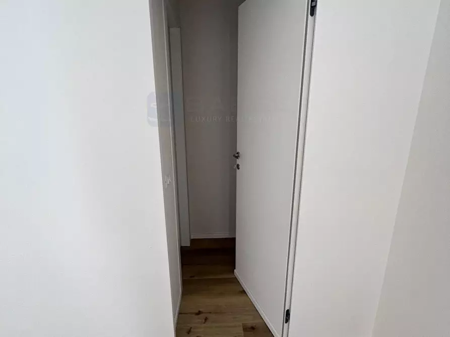 Immagine 6 di Attività commerciale in affitto  in Via dei Gracchi a Roma