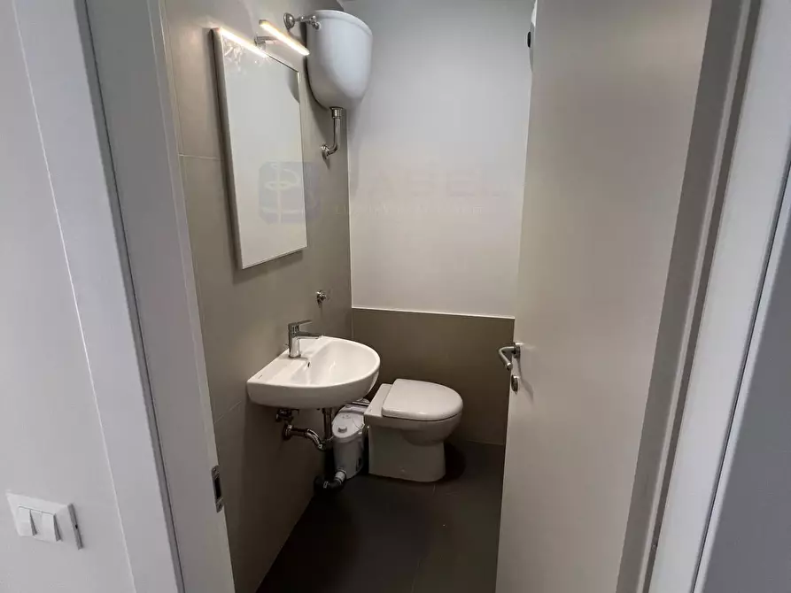 Immagine 7 di Attività commerciale in affitto  in Via dei Gracchi a Roma