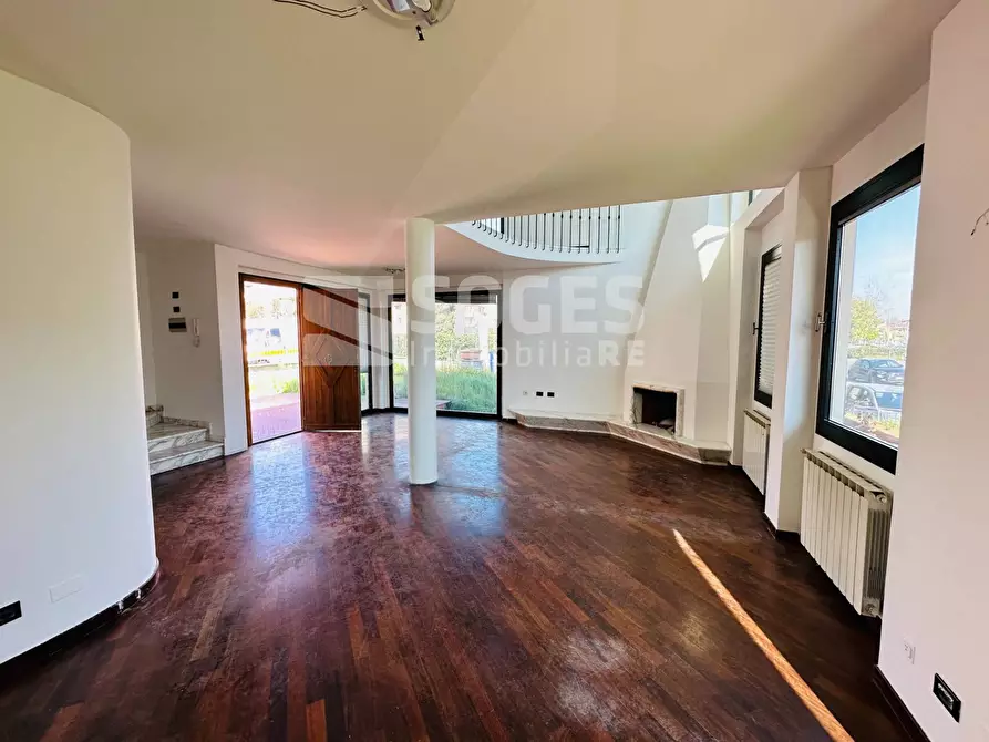 Immagine 8 di Villa in vendita  in Via Roma a Figline E Incisa Valdarno