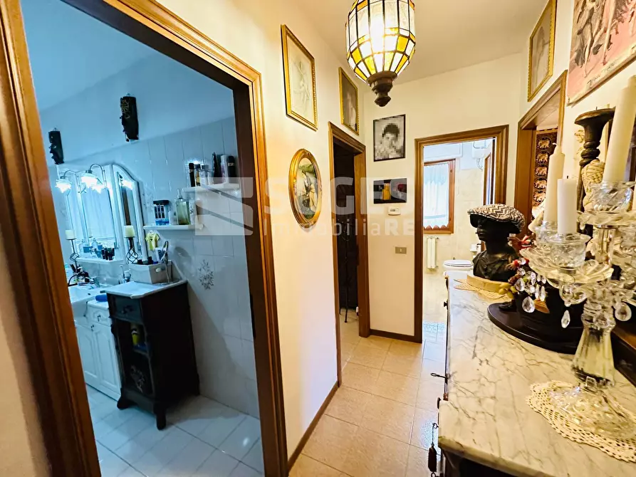 Immagine 9 di Appartamento in vendita  in Via della Resistenza a Figline E Incisa Valdarno