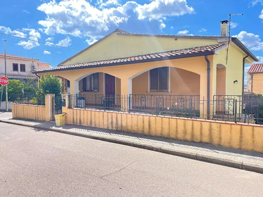 Immagine 1 di Casa indipendente in vendita  in via fiume a Arzachena