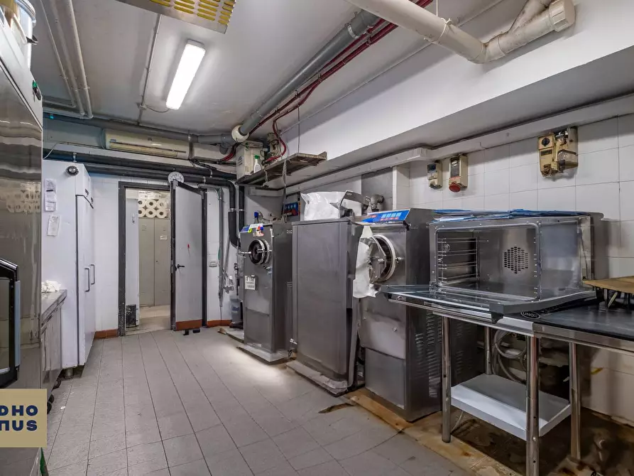 Immagine 22 di Locale commerciale in vendita  in via Tiraboschi a Bergamo