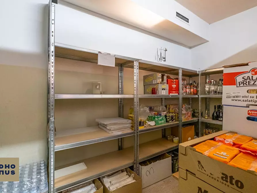 Immagine 25 di Locale commerciale in vendita  in via Tiraboschi a Bergamo