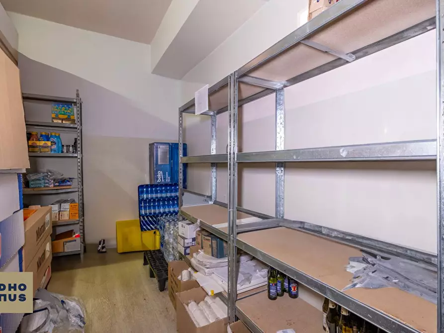 Immagine 26 di Locale commerciale in vendita  in via Tiraboschi a Bergamo