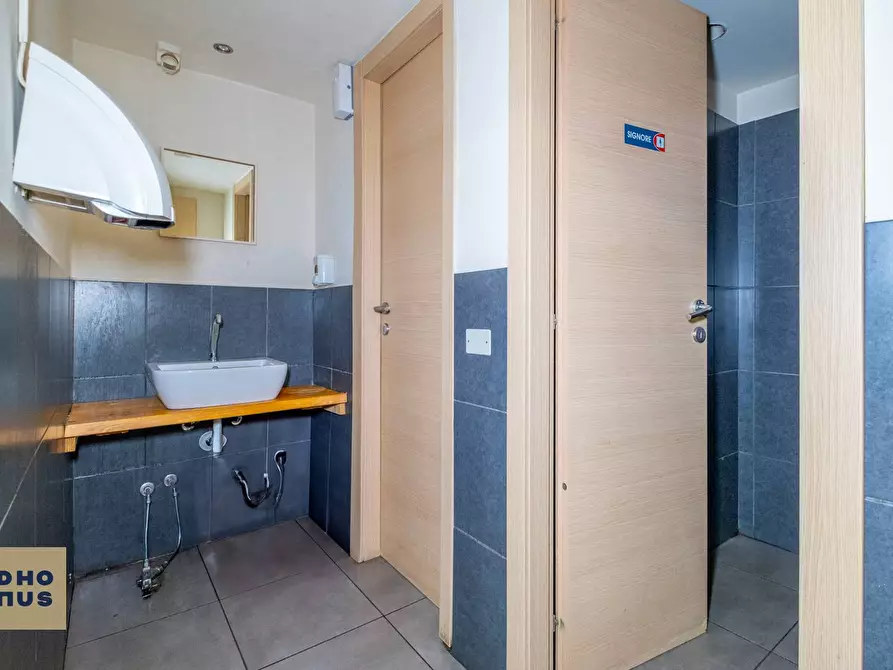 Immagine 27 di Locale commerciale in vendita  in via Tiraboschi a Bergamo