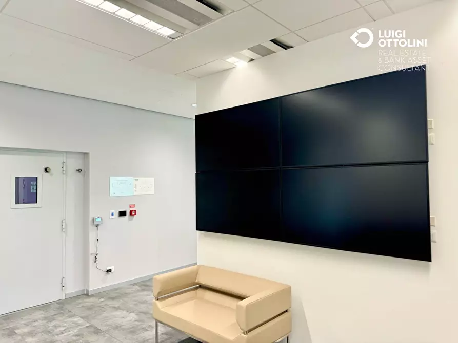 Immagine 15 di Negozio in affitto  in Viale Sarca a Milano