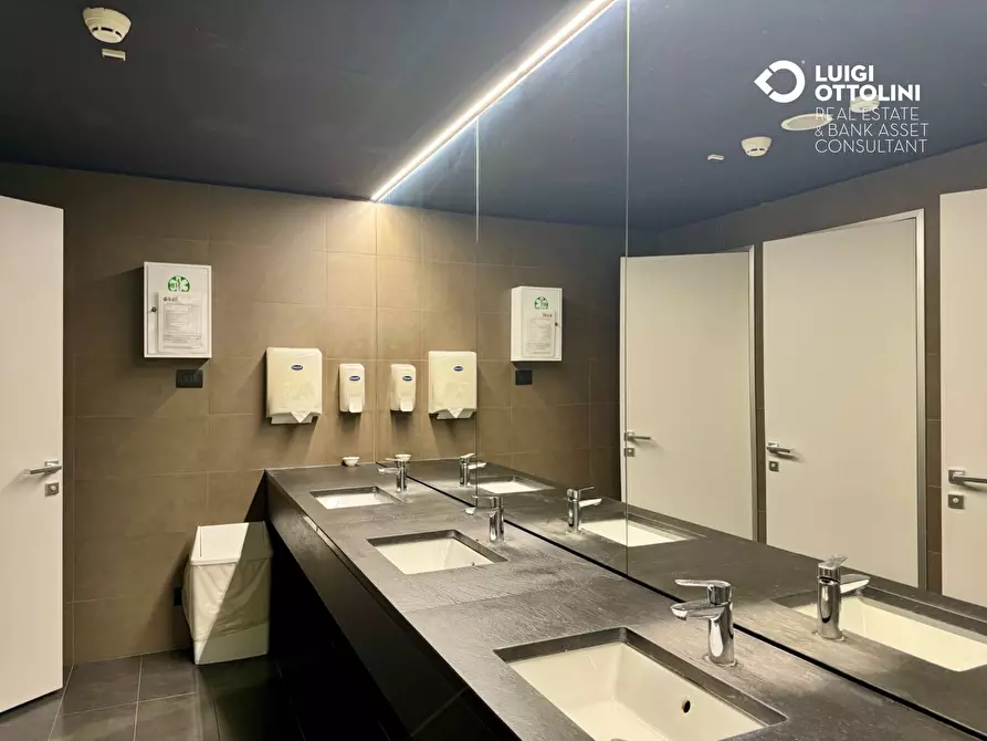 Immagine 21 di Negozio in affitto  in Viale Sarca a Milano