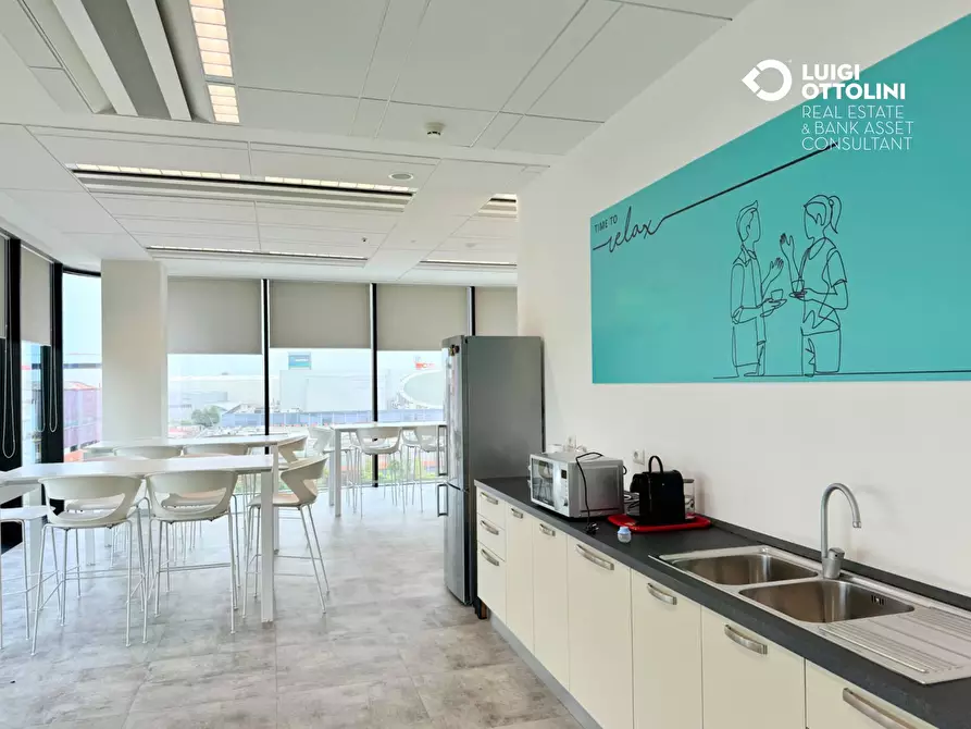 Immagine 22 di Negozio in affitto  in Viale Sarca a Milano