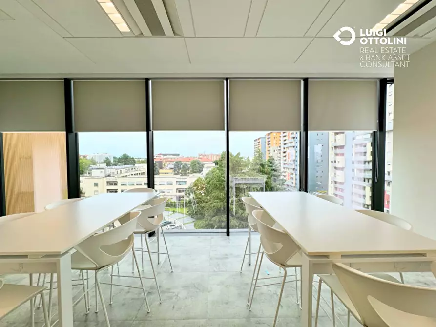 Immagine 25 di Negozio in affitto  in Viale Sarca a Milano