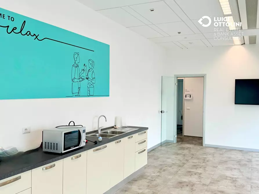 Immagine 26 di Negozio in affitto  in Viale Sarca a Milano