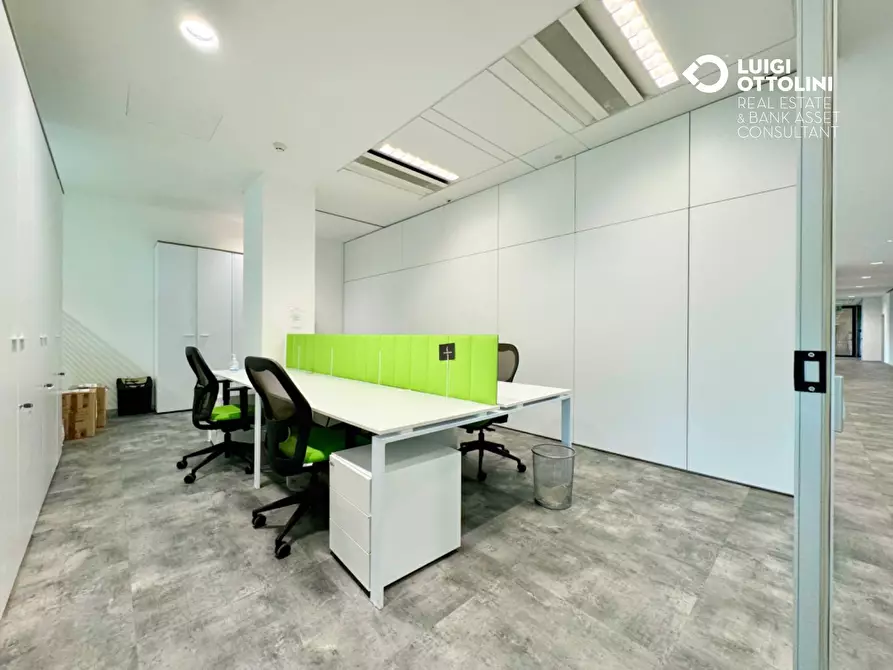 Immagine 29 di Negozio in affitto  in Viale Sarca a Milano