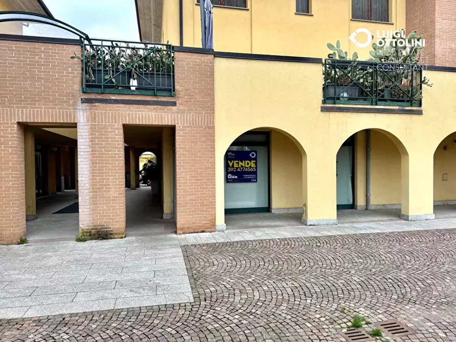 Immagine 26 di Negozio in vendita  in via Donadoni a Pedrengo