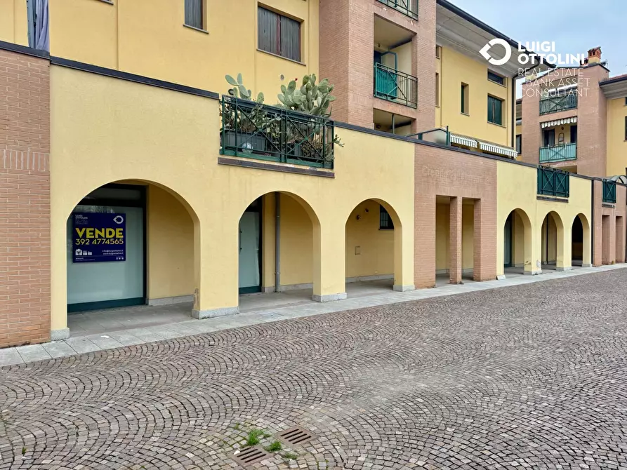 Immagine 27 di Negozio in vendita  in via Donadoni a Pedrengo