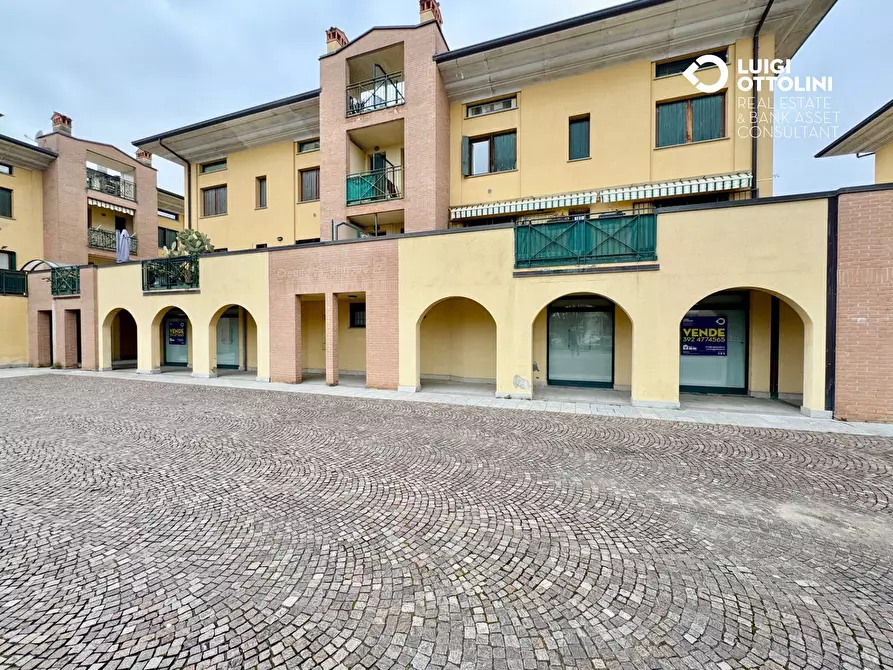 Immagine 30 di Negozio in vendita  in via Donadoni a Pedrengo