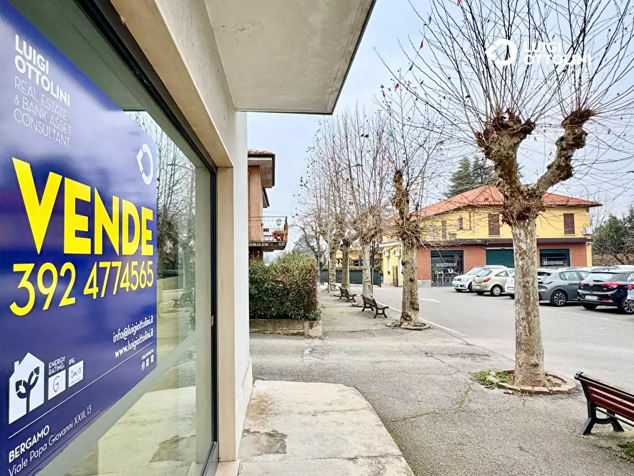 Immagine 22 di Negozio in vendita  in piazza necchi a Gazzada Schianno