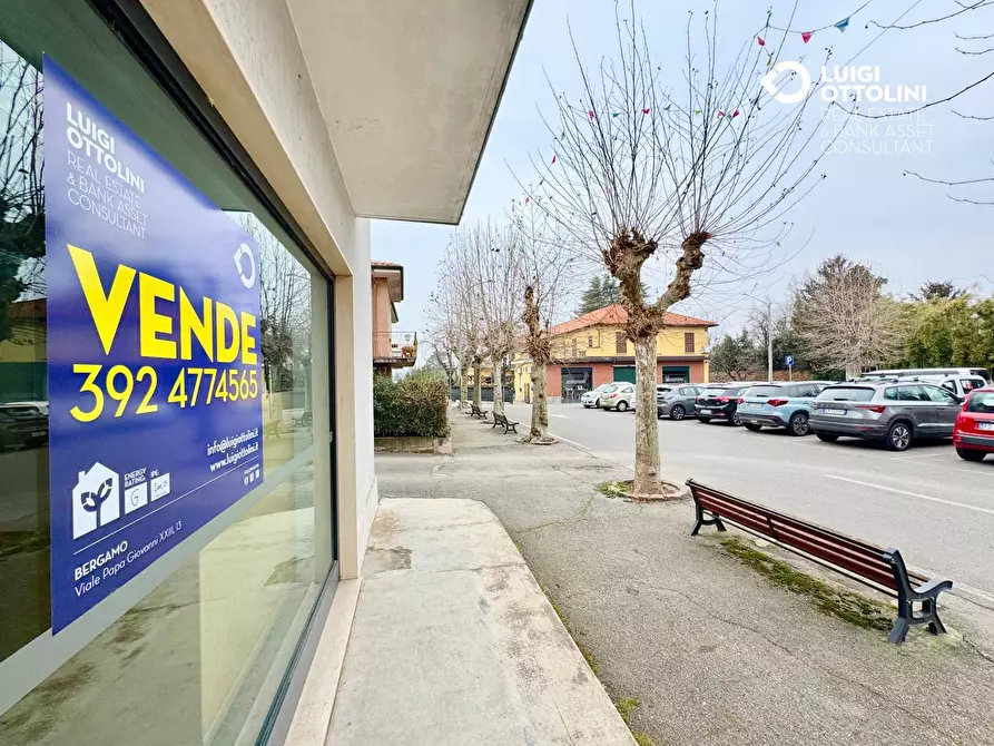 Immagine 23 di Negozio in vendita  in piazza necchi a Gazzada Schianno